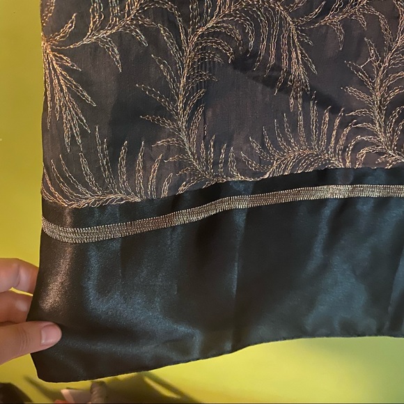 Elegant Black and Gold Skirt - Picture 3 of 8